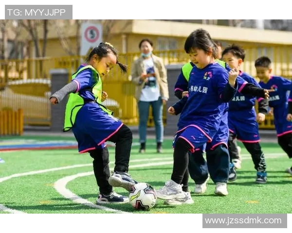 足球娃娃球星成长之路与激情赛场的辉煌瞬间